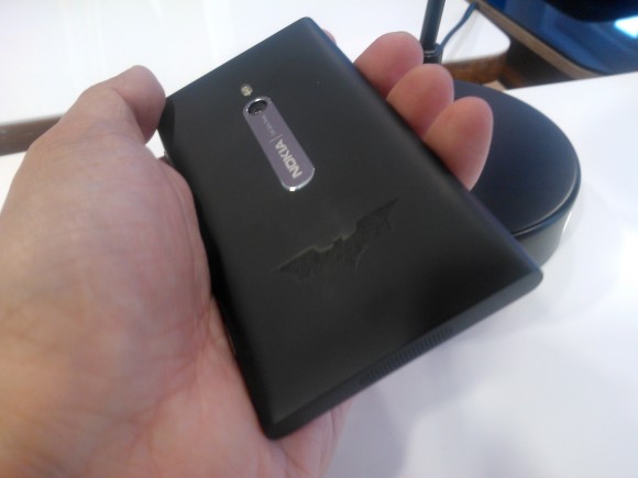 Lumia-800-DarkKnight-RSE-1