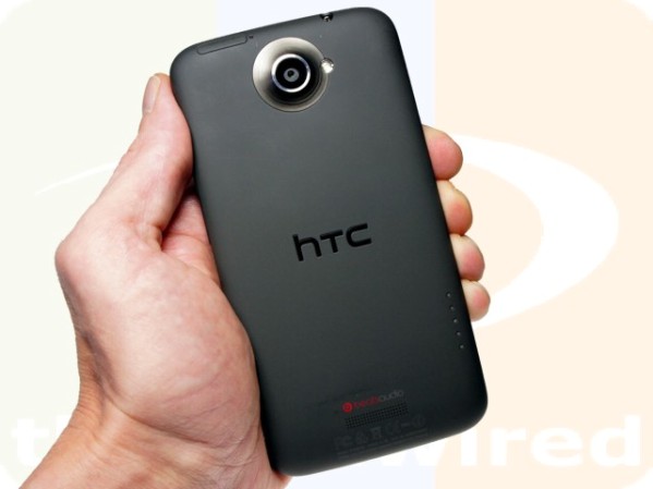 HTC One XL - вид сзади