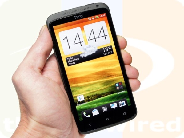 HTC One XL - вид спереди