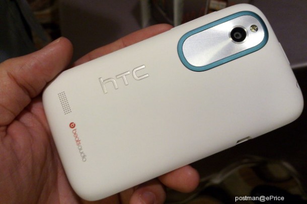 HTC Desire X - вид сзади