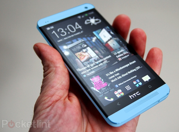 HTC One в голубом корпусе