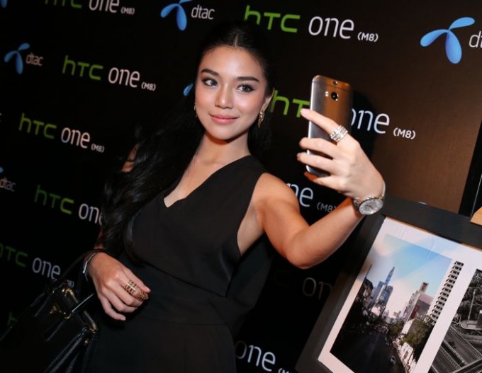 HTC работает над смартфоном для любителей "селфи"